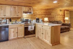 Hike, Golf and Explore Pet-Friendly Apt in Etowah