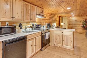 Hike, Golf and Explore Pet-Friendly Apt in Etowah