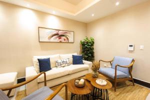 Upscale City Center Condo, Pool, Gym
