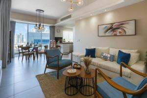 Upscale City Center Condo, Pool, Gym