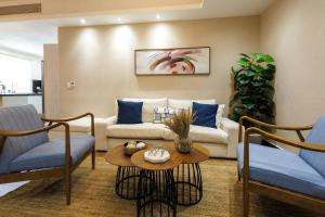 Upscale City Center Condo, Pool, Gym