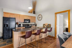 3BR Luxury Top Floor Condo with Great views
