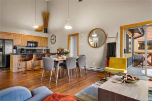 3BR Luxury Top Floor Condo with Great views