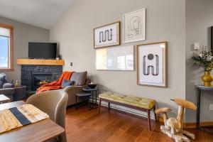 3BR Luxury Top Floor Condo with Great views