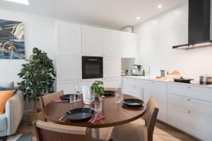 Luxury Top Floor, Balcony and Easy 24h Check-in