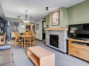 Comfy 2BR Minutes from Downtown with Hot Tub