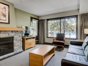 Comfy 2BR Minutes from Downtown with Hot Tub