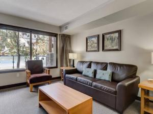 Comfy 2BR Minutes from Downtown with Hot Tub
