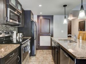 Comfy 2BR Minutes from Downtown with Hot Tub