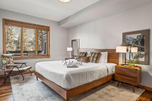 2BR Modern Luxe Condo with Hot Tub and Views