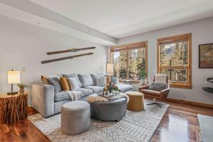 2BR Modern Luxe Condo with Hot Tub and Views