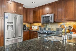 2BR Modern Luxe Condo with Hot Tub and Views