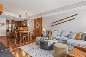 2BR Modern Luxe Condo with Hot Tub and Views