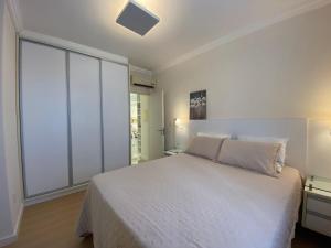 Apartamento com 03 suítes na meia praia