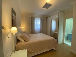 Apartamento com 03 suítes na meia praia