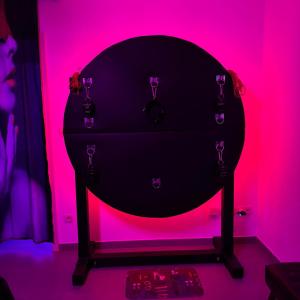 LAtelier KUROI - Love Room BDSM - Balançoire, Banc de fessée, Cage, Croix, Tantra