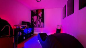 LAtelier KUROI - Love Room BDSM - Balançoire, Banc de fessée, Cage, Croix, Tantra