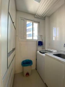 Apartamento com 03 suítes na meia praia