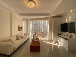 Apartamento com 03 suítes na meia praia