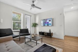 Cozy 2 BR Apt |King Bed |Pool |Gym| Close to Mayo