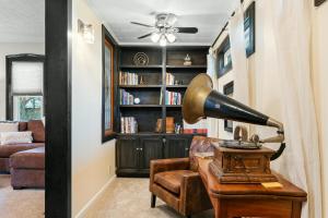 Luxurious 1875 centrally located Canton Akron home, expansive primary & sunset view