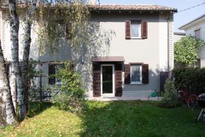 Cottage di design con giardino