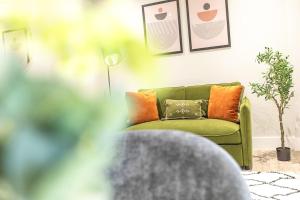 Luxury Vera Mitchell Apartment by LRI Hospital