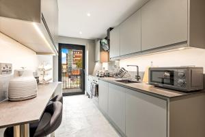 Luxury Vera Mitchell Apartment by LRI Hospital