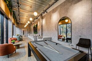 Luxury Vera Mitchell Apartment by LRI Hospital