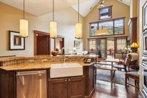 Luxury 4 Bedroom One Ski Hill Place Condo - Ski-In, Ski-Out