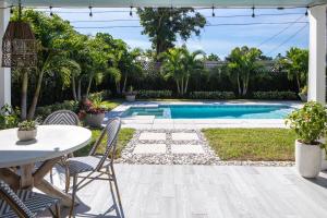 Naples Beach Retreat Bike to Beach! 4 Bed 2 Bath