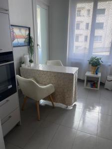 Salon lumineux avec TV et Canapé