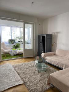 Salon lumineux avec TV et Canapé