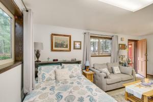 Cute Hoodsport Cottage Close to Lake Kokanee!