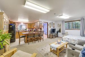 Cute Hoodsport Cottage Close to Lake Kokanee!