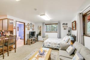 Cute Hoodsport Cottage Close to Lake Kokanee!