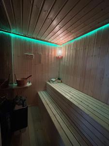 Luksusowa Ekskluzywna willa z sauną,siłownią dużym ekskluzywnym salonem na wyłączność eksluzywny duży dom 2 poziomy-dom nowoczesny styl elegancki 3 łazienki , sypialnia,salon, 2 duże garaże POMYSŁ NA JESIENNO ZIMOWY WYJAZD wolne terminy 