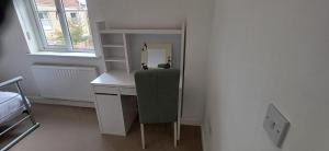 The Green House Durham Large Family & Contractor Stay Sleeps 12 with Ample Parking