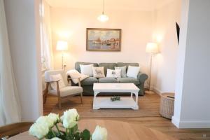 Villa Johanna App 3 - großzügiges Ferienappartement mit Balkon & Weitblick über den Niendorfer Hafen