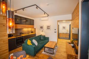 ENJOYHARRACHOV - Atraktivní slunný klimatizovaný apartmán 24 v centru Harrachova se saunou, parkováním, Wifi-WLAN, SAT, herní konzolí, Netflix zdarma a možností dobíjení auta jen 150m od lanovky