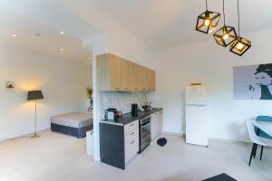 Moschato modern cozy apartment with private yard