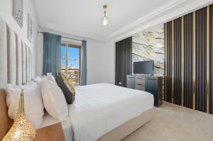 Modern apartment, swimming pool and sports