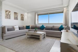 Modern apartment, swimming pool and sports