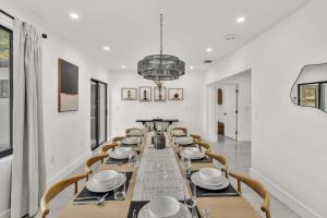 Lux Villa Heated Pool, Gym, Games, Golf, Near Beach