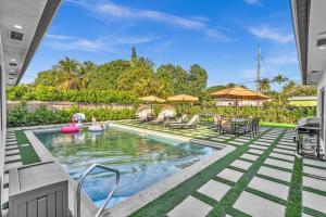 Lux Villa Heated Pool, Gym, Games, Golf, Near Beach