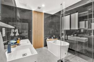 Lux Villa Heated Pool, Gym, Games, Golf, Near Beach