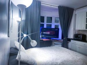 Spacious private Kitchen & Toilet - near central