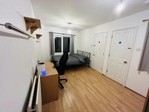 Bright & Spacious Double Bed Rooms in West london with Fast RoutesCentral London & very Close to Heathrow Airport