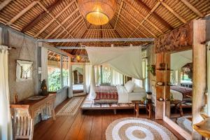 Barong Retreat Villa Ubud with Hammock Terrace, Garden & Koi Pond