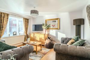 Spacious Cotswolds Base, Private Garden & Parking